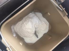 将除黄油、可可粉、竹炭粉以外的所有材料揉匀至能拉出粗膜