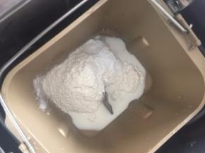 将除黄油、可可粉、竹炭粉以外的所有材料揉匀至能拉出粗膜