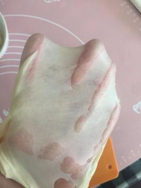 加入室温软化的黄油 揉至完全扩展阶段 能拉出薄膜