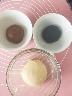 取1/4面团加入可可粉揉匀 再取1/4面团加入竹炭粉揉匀 剩下2/4面团滚圆 盖保鲜膜进行一发