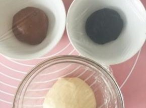 取1/4面团加入可可粉揉匀 再取1/4面团加入竹炭粉揉匀 剩下2/4面团滚圆 盖保鲜膜进行一发