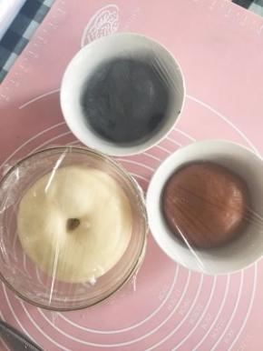 发酵至两倍大 手指沾粉戳洞不回缩即可