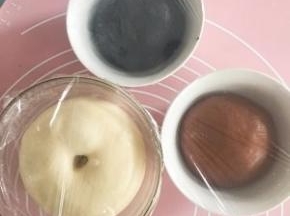 发酵至两倍大 手指沾粉戳洞不回缩即可