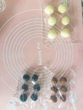 取出面团按压排气 将三色面团分别分成六份 滚圆盖保鲜膜松弛10分钟