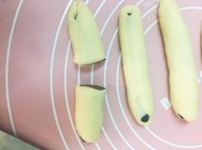 重复以上步骤包好六个面团 用快刀从中间切一刀