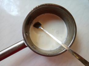 牛奶、淡奶油、白糖倒入锅中，搅拌均匀。