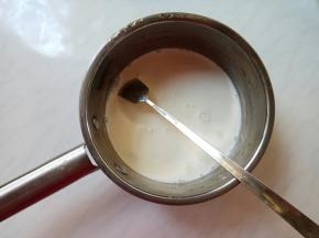 牛奶、淡奶油、白糖倒入锅中，搅拌均匀。