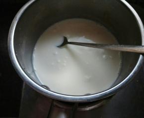 小火，混合液搅拌至糖融化，临近快要沸腾前的状态，关火放置一边晾凉 。