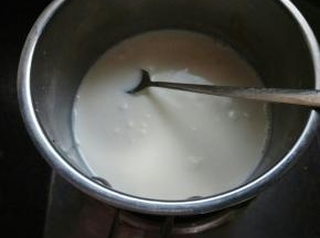 小火，混合液搅拌至糖融化，临近快要沸腾前的状态，关火放置一边晾凉 。