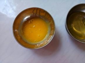 鸡蛋分离蛋黄、蛋白，蛋黄打散。