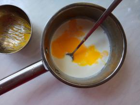 蛋黄液逐渐倒入上述晾凉后的奶糊中，继续搅拌均匀。