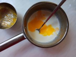 蛋黄液逐渐倒入上述晾凉后的奶糊中，继续搅拌均匀。