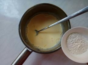 筛入低粉，拌匀成无颗粒状面糊。