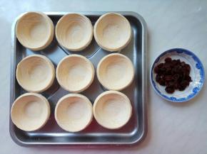 准备蛋挞皮，从冷冻室提前取出，解冻至饼皮变软即可。
准备蔓越莓适量。