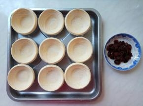准备蛋挞皮，从冷冻室提前取出，解冻至饼皮变软即可。
准备蔓越莓适量。