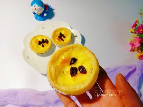 咬一口，外皮酥酥的。挞芯则奶香嫩滑，还夹杂有蔓越莓的果香。