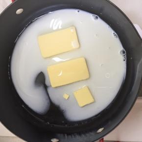 锅中加入称量好的牛奶和水备用