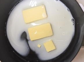 锅中加入称量好的牛奶和水备用