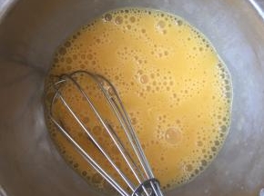 鸡蛋打散备用
