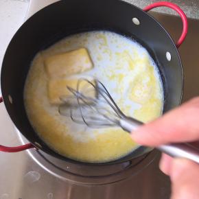 将锅放炉上开大火加热，边用手抽轻轻搅拌