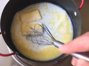 将锅放炉上开大火加热，边用手抽轻轻搅拌