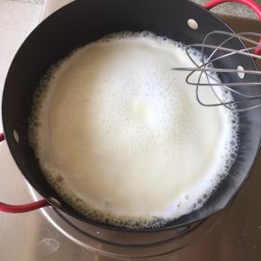 黄油完全熔化，锅内开始沸腾时，关火