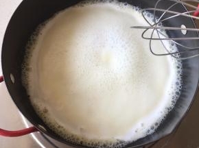 黄油完全熔化，锅内开始沸腾时，关火