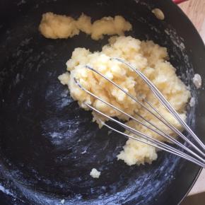 搅拌至看不到面粉