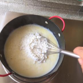 一次性加入过筛低粉，用手抽快速混合