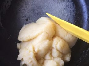 再次开中火，用刮刀大幅度翻拌面糊，仔细检查面糊，确定没有面粉，同时将面糊加热至成团，呈土豆泥状，即可将面糊移至一干净盆中