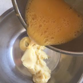 分次加入蛋液，第一次可以多加些