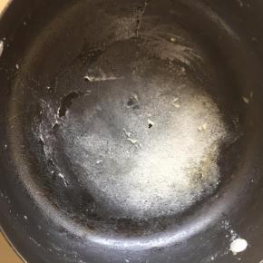锅底部的一层干干的面糊不要