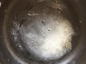锅底部的一层干干的面糊不要