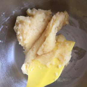 用刮刀进行搅拌，蛋液会很快被面糊吸收