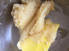 用刮刀进行搅拌，蛋液会很快被面糊吸收