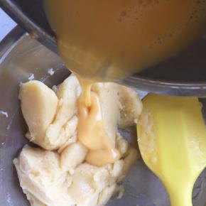 蛋液全部被吸收后，再次加入蛋液