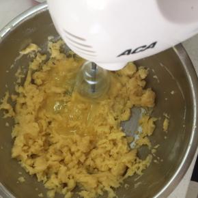 电动打蛋器只用一只打蛋头，将面糊打散后，用电动打蛋器打匀