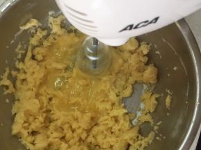 电动打蛋器只用一只打蛋头，将面糊打散后，用电动打蛋器打匀