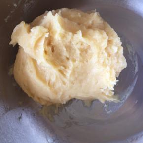 继续用刮刀进行快速大力的搅拌，当蛋液全部吸收后，再一次少量添加，直至，面糊变得厚重