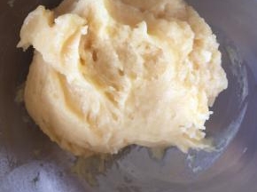 继续用刮刀进行快速大力的搅拌，当蛋液全部吸收后，再一次少量添加，直至，面糊变得厚重
