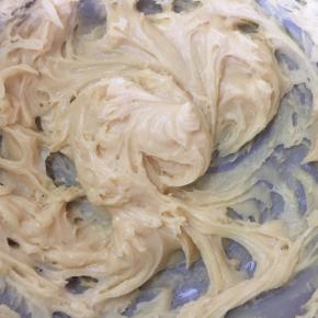 多次少量添加蛋液，用电动打蛋器打至顺滑，同时注意观察面糊状态