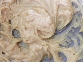 多次少量添加蛋液，用电动打蛋器打至顺滑，同时注意观察面糊状态