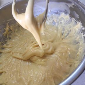 直至可以用打蛋头拧起长长的尖三角状的面糊即可