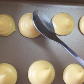 用一小勺的底部蘸点水或蛋液，将拉出的小尖尖给抹平