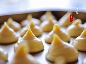 在烤盘上挤出自己喜欢的大小