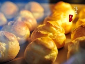 放入烤箱中下层190度烘烤20分钟左右，至泡芙的裂口充分上色后，转170度继续烘烤20分钟即可