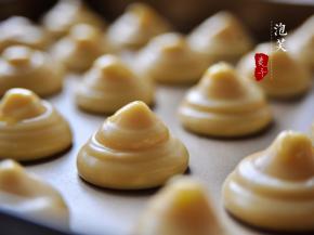 烘烤前，在泡芙表面充分喷上水