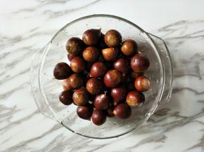 栗子狠狠搓洗干净，用剪刀剪一个口