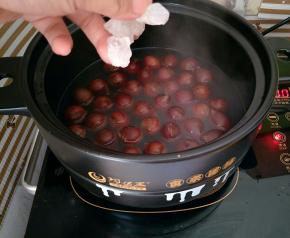 加入冰糖，煮到自己喜欢的软硬度