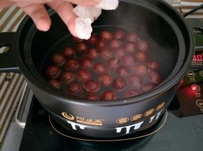 加入冰糖，煮到自己喜欢的软硬度